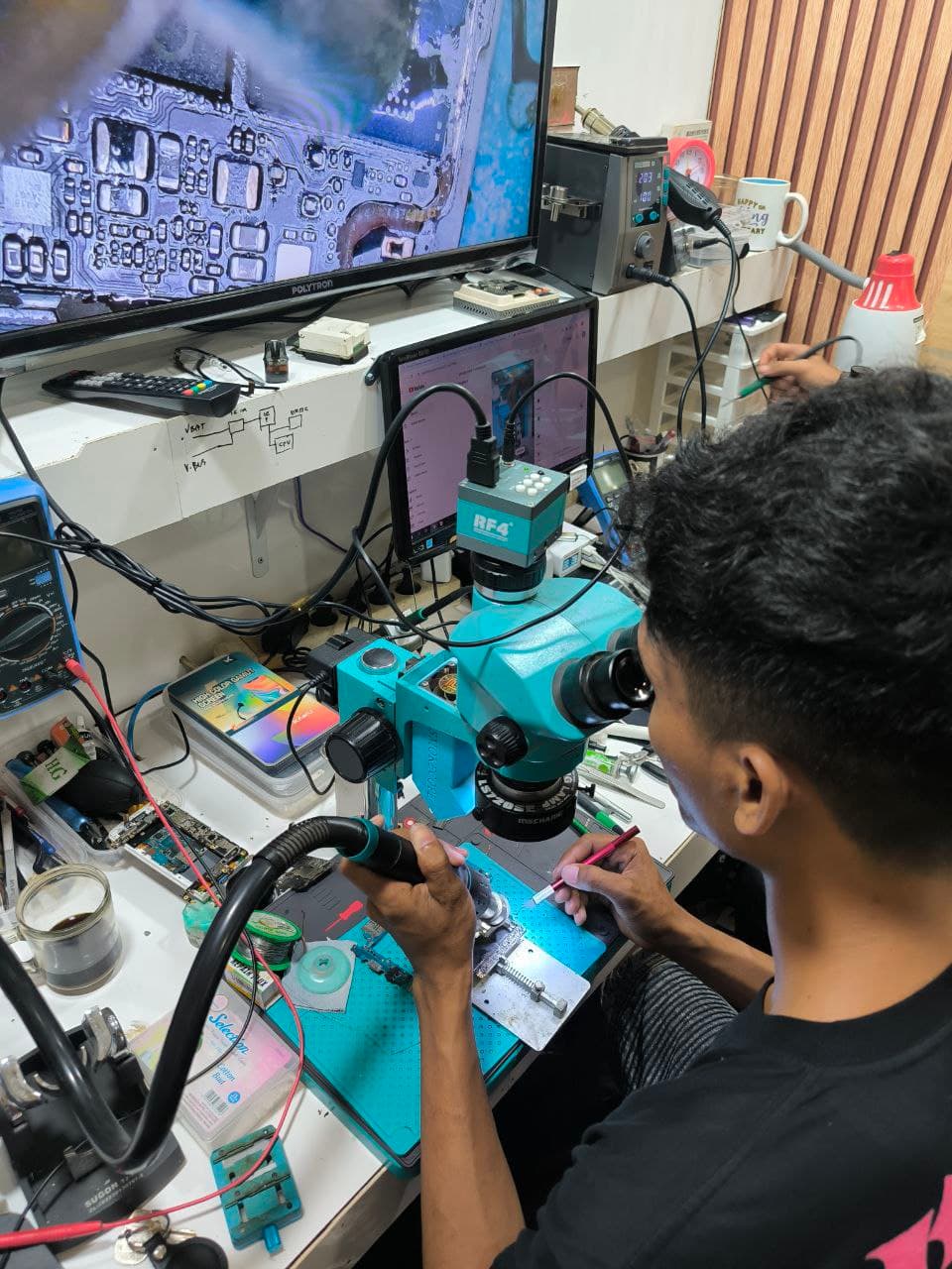 Proses Service HP di Workshop Lumajang - Teknisi sedang memperbaiki smartphone